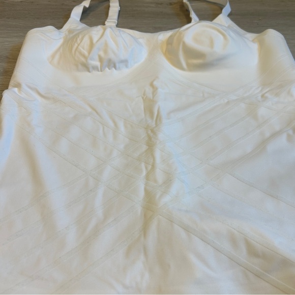 HoneyLove White Silhouette Camisole - 2X - Picture 2 of 5